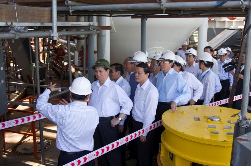 Vietnamese Prime Minister Nguyen Tan Dung (2nd, L) examines the building of the first made-in-Vietnam rig at PV Shipyard in Ba Ria-Vung Tau Province on July 15, 2011 (Photo: Courtesy of PV Shipyard) Vietnamese Prime Minister Nguyen Tan Dung (2nd, L) examines the building of the first made-in-Vietnam rig at PV Shipyard in Ba Ria-Vung Tau Province on July 15, 2011 (Photo: Courtesy of PV Shipyard)